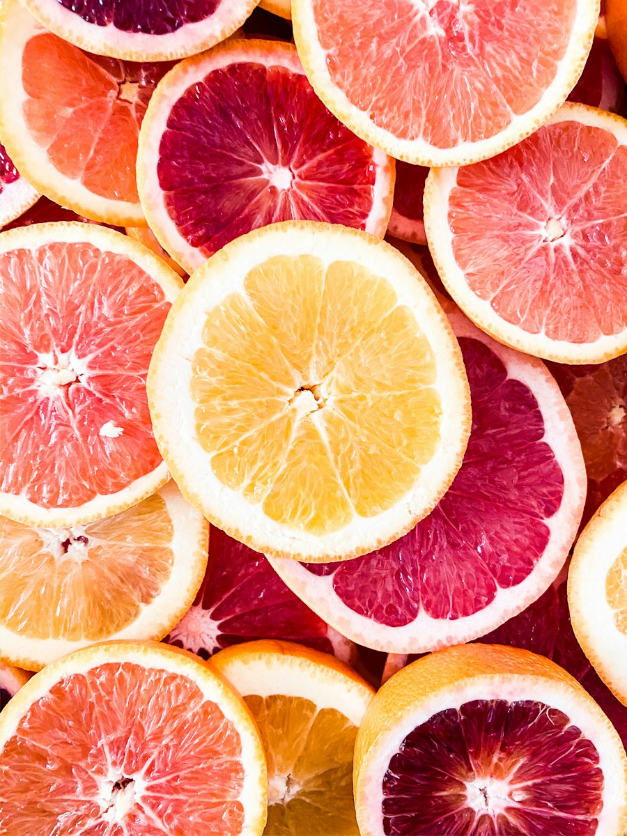Rodajas de pomelo rosado y naranja