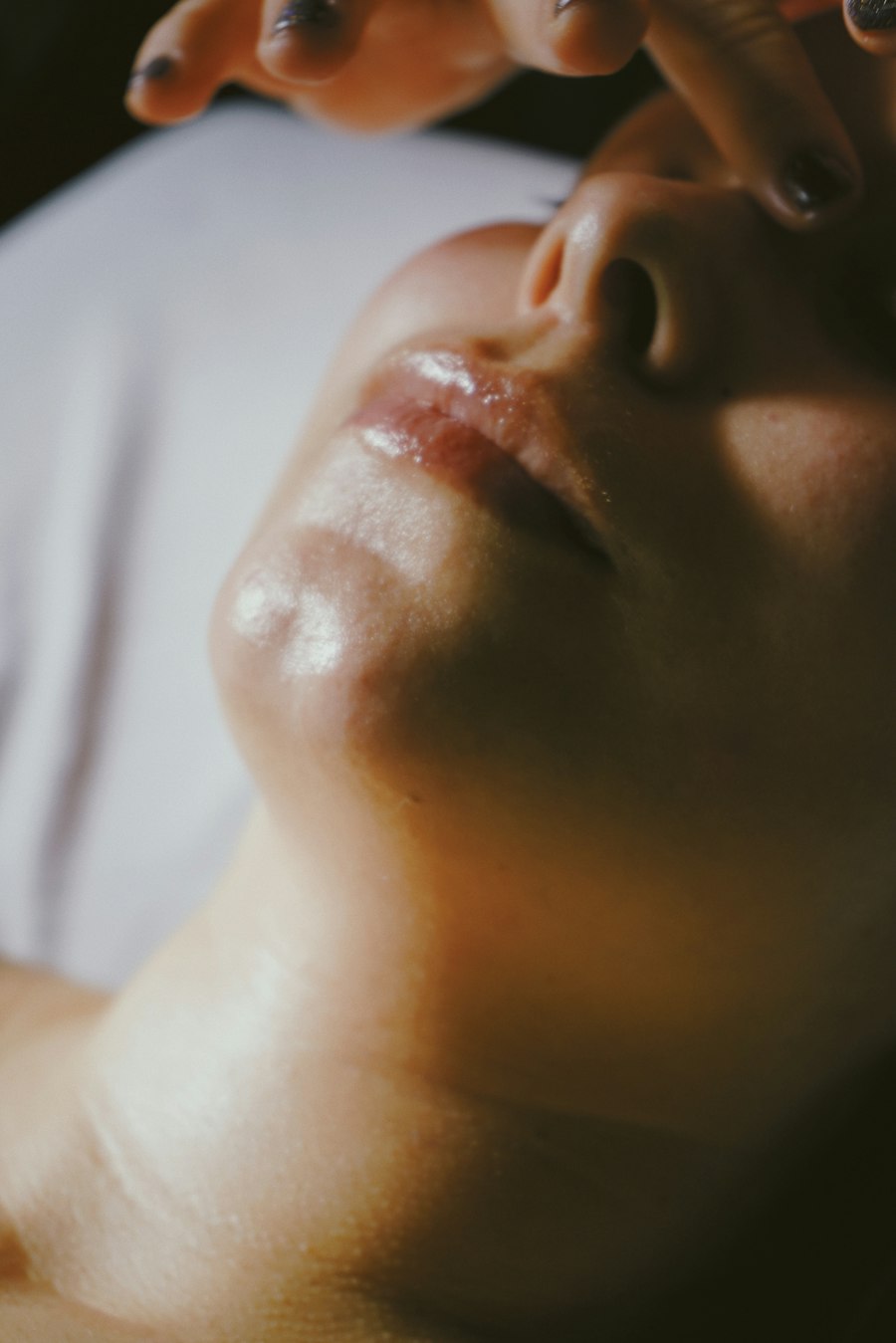 Masaje facial con luz cálida